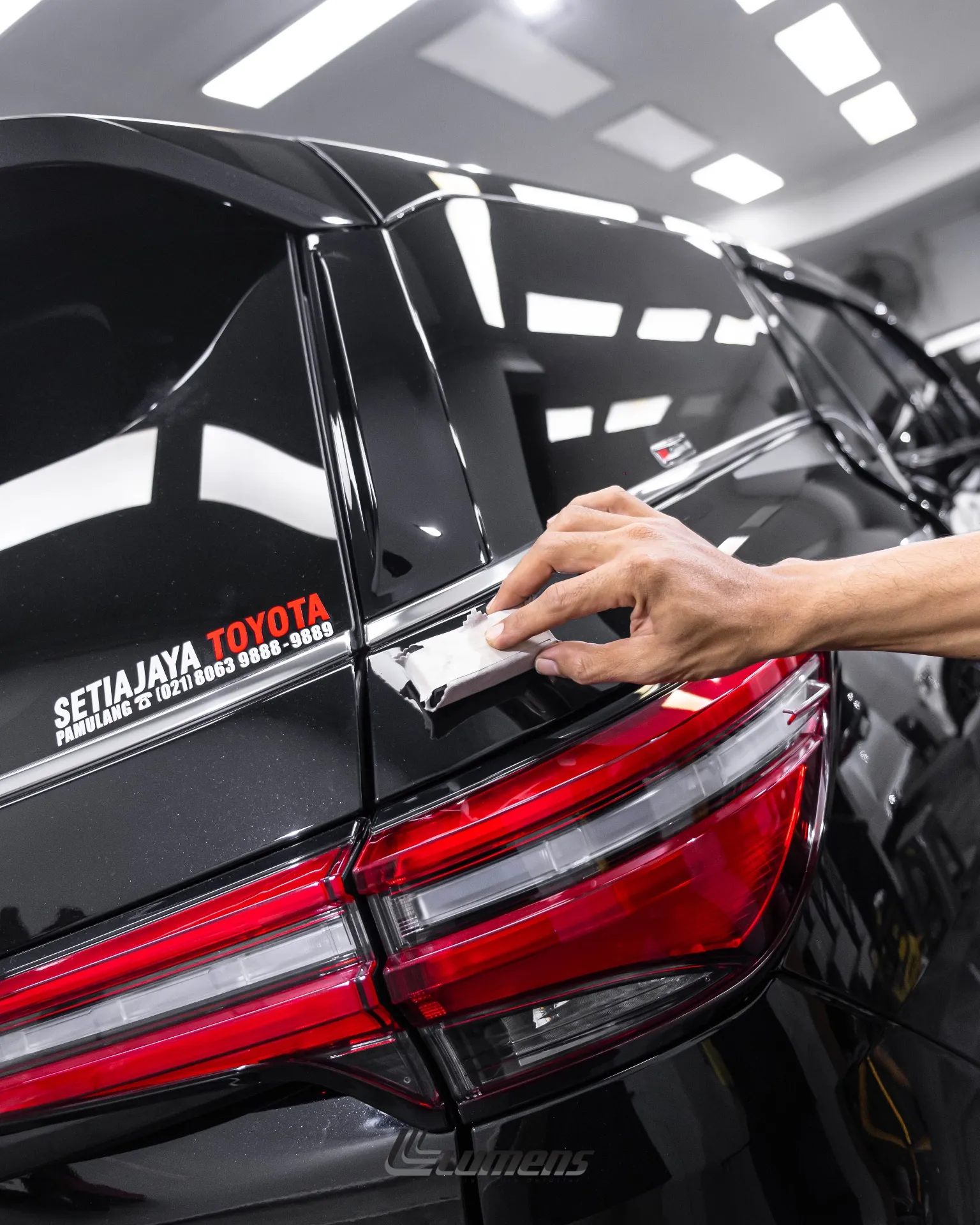 Proses aplikasi nano ceramic coating di Lumens Auto Detailer