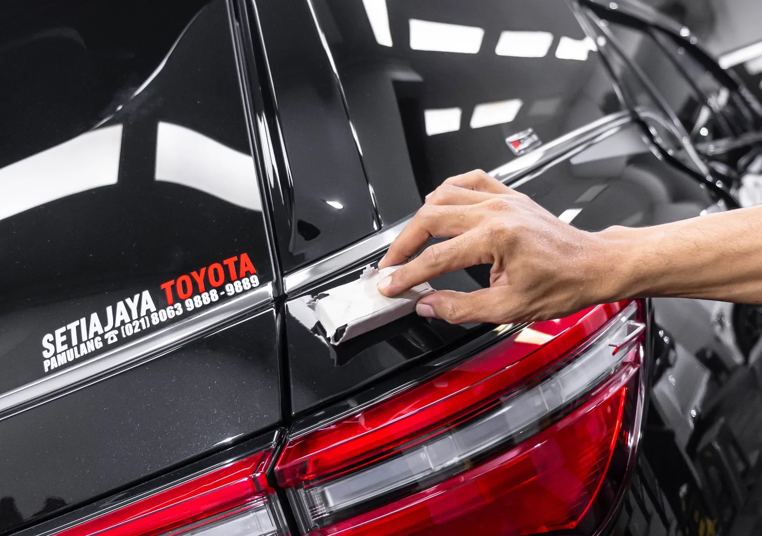 Proses aplikasi nano ceramic coating di Lumens Auto Detailer