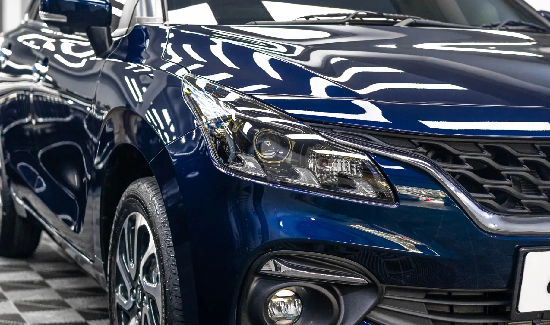 Suzuki Baleno dengan nano ceramic coating premium di studio Lumens Jakarta