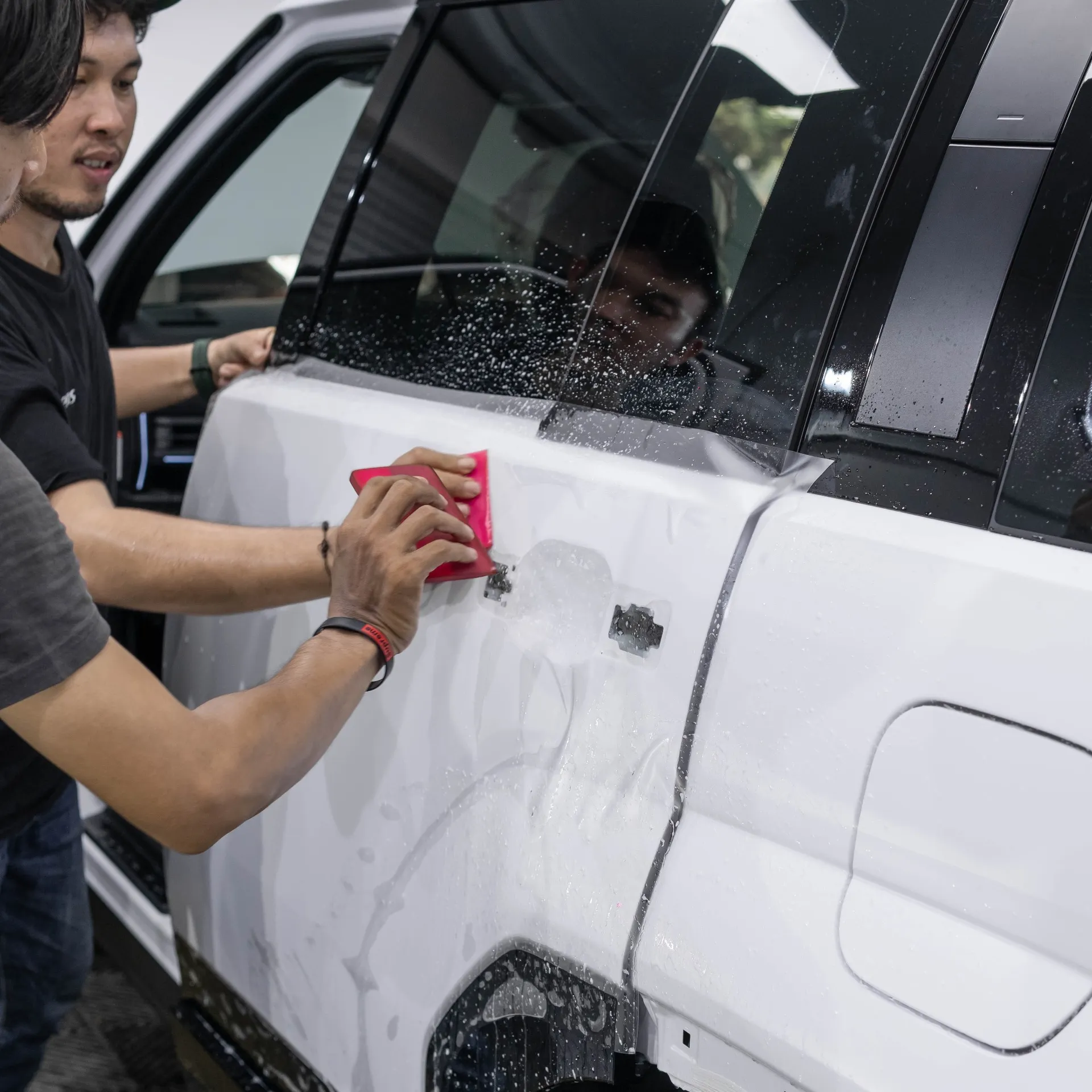 Pemasangan Paint Protection Film pada mobil di studio Lumens Jakarta