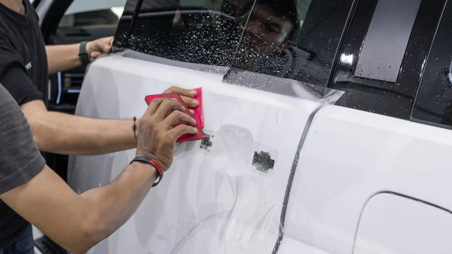 Pemasangan Paint Protection Film pada mobil di studio Lumens Jakarta