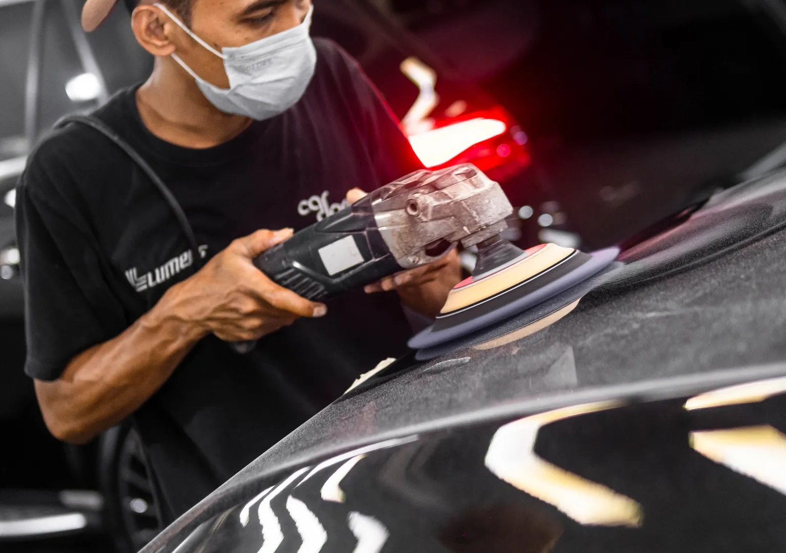 Proses detailing profesional di studio Lumens Auto Detailer Jakarta